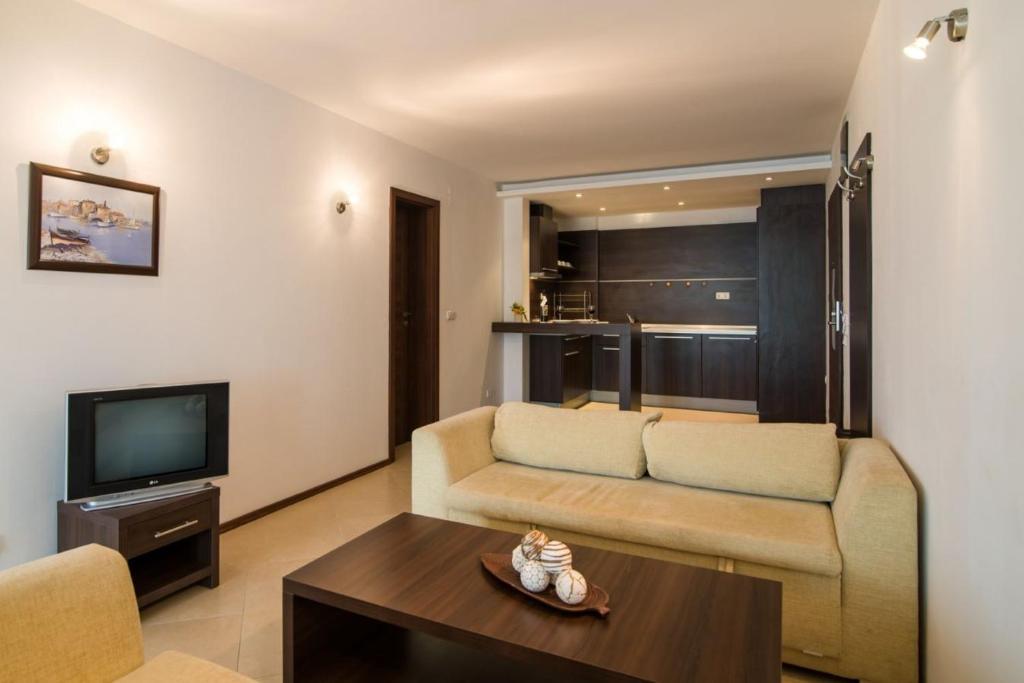 TV a/nebo společenská místnost v ubytování Marina City - Studio with Balkony & Desk by Flat Mаnаger
