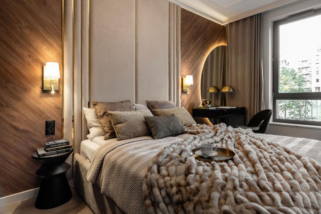 Giường trong phòng chung tại Scala City Center Premium Studios by Lion Apartments