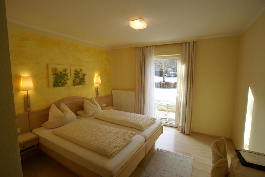 Postel nebo postele na pokoji v ubytování Gasthof Hotel Zur Post