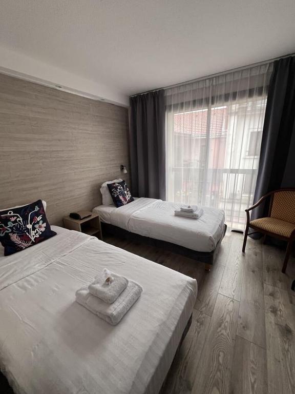 Postel nebo postele na pokoji v ubytování Au Bec Fin Hôtel