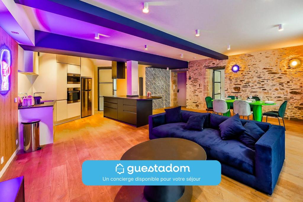 un salon avec un canapé bleu et une cuisine dans l'établissement Le Saint-Maurice Wifi Centre-ville, à Angers