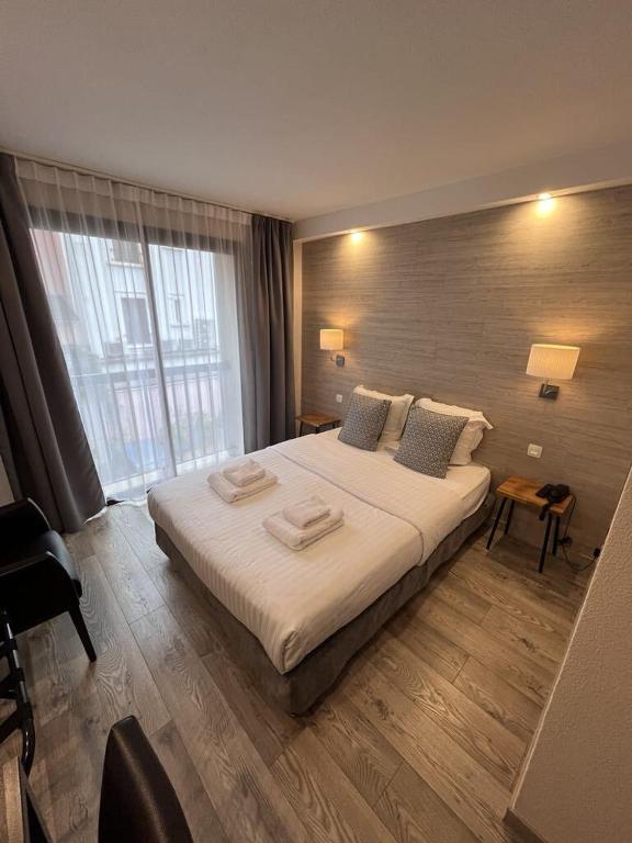 Postel nebo postele na pokoji v ubytování Au Bec Fin Hôtel