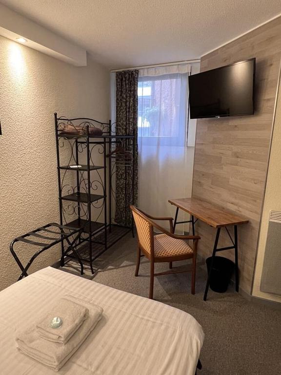Postel nebo postele na pokoji v ubytování Au Bec Fin Hôtel