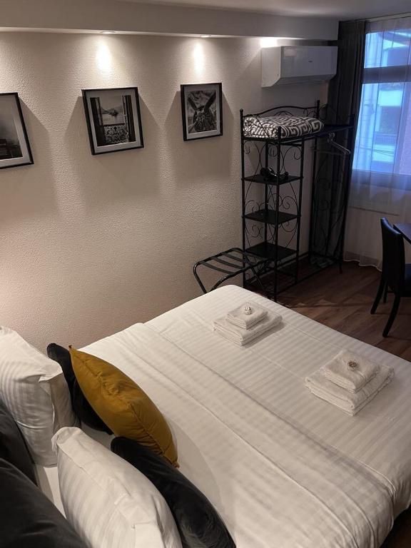 Postel nebo postele na pokoji v ubytování Au Bec Fin Hôtel