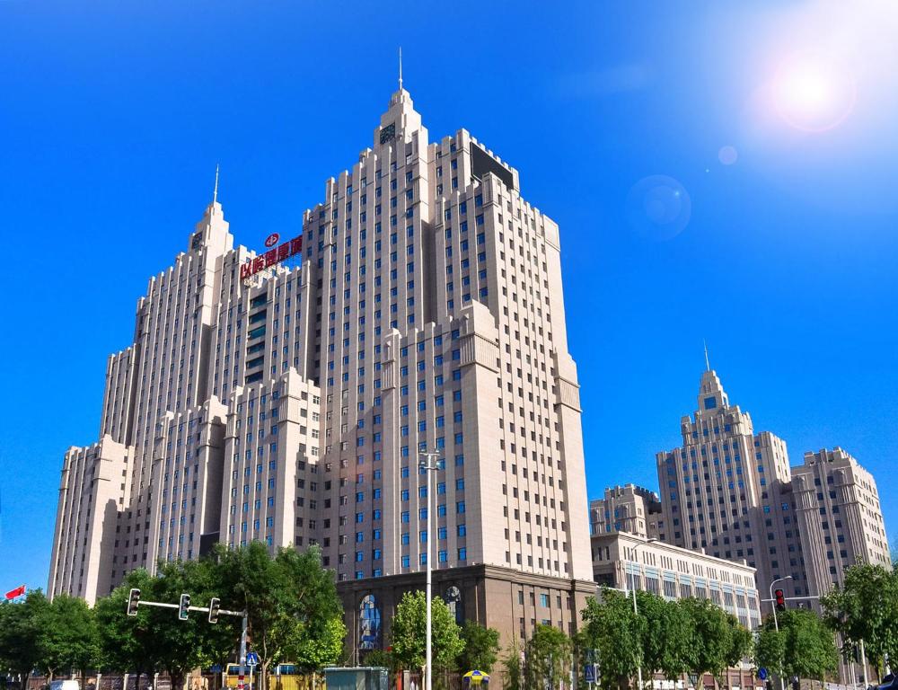 un grand bâtiment avec de nombreuses fenêtres à l'avant dans l'établissement Kaixuanmen Hotel Shijiazhuang Yiling Health Center, à Shijiazhuang