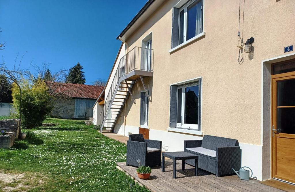 a house with two chairs and a table in the yard at 2 chambres privées au calme - Quartier Université in Dijon