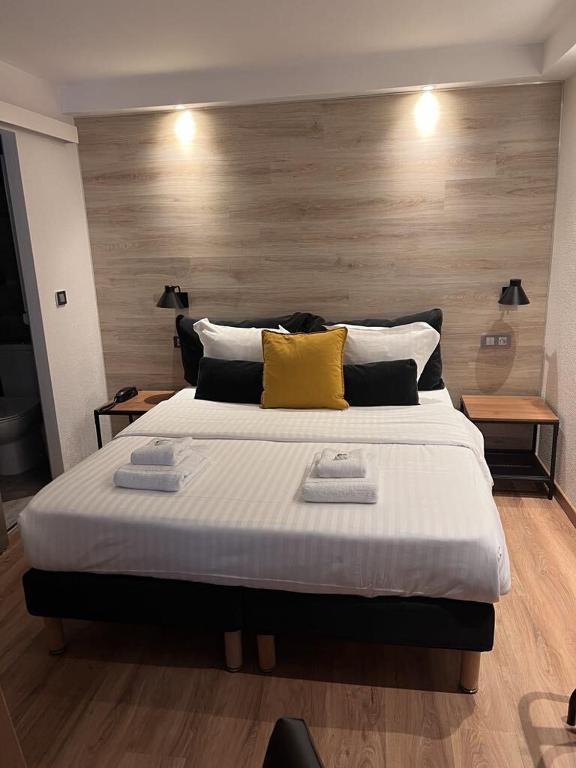 Postel nebo postele na pokoji v ubytování Au Bec Fin Hôtel