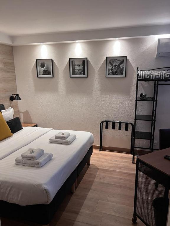 Postel nebo postele na pokoji v ubytování Au Bec Fin Hôtel