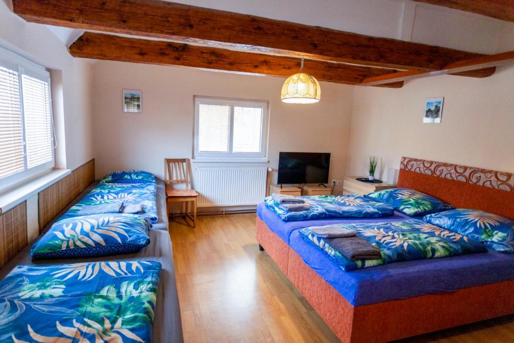 Postel nebo postele na pokoji v ubytování Pension Hejnice