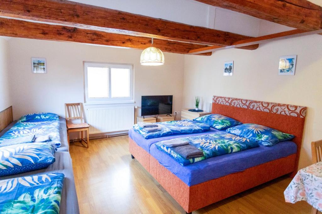 Postel nebo postele na pokoji v ubytování Pension Hejnice