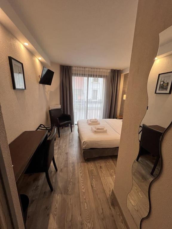 Postel nebo postele na pokoji v ubytování Au Bec Fin Hôtel