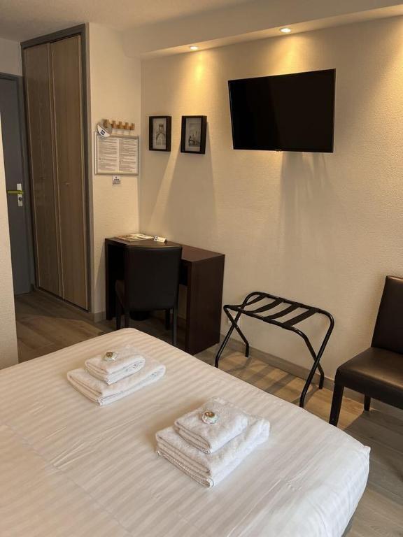 Postel nebo postele na pokoji v ubytování Au Bec Fin Hôtel