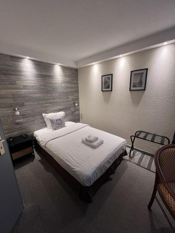 Postel nebo postele na pokoji v ubytování Au Bec Fin Hôtel