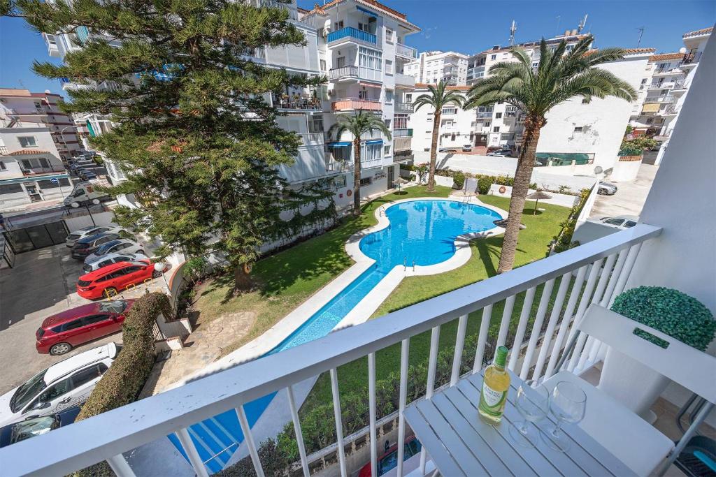een uitzicht vanaf het balkon van een condo met een zwembad bij Complejo Andalucía Torrecilla Beach in Nerja