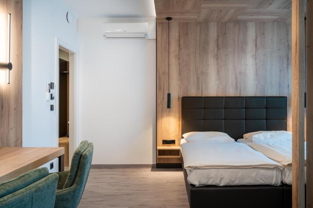 Posteľ alebo postele v izbe v ubytovaní City Hotel Stockerau