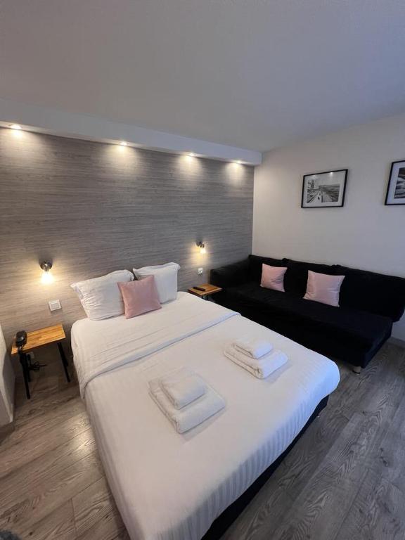 Postel nebo postele na pokoji v ubytování Au Bec Fin Hôtel