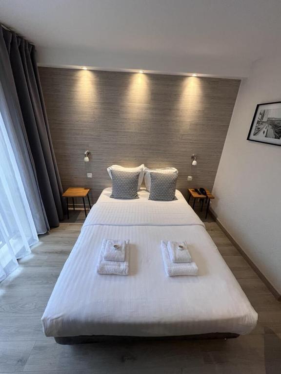 Postel nebo postele na pokoji v ubytování Au Bec Fin Hôtel