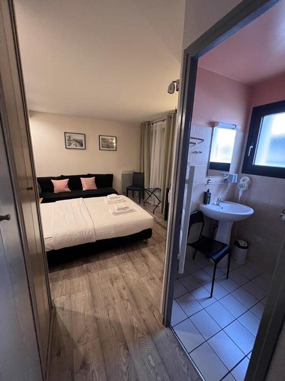 Postel nebo postele na pokoji v ubytování Au Bec Fin Hôtel
