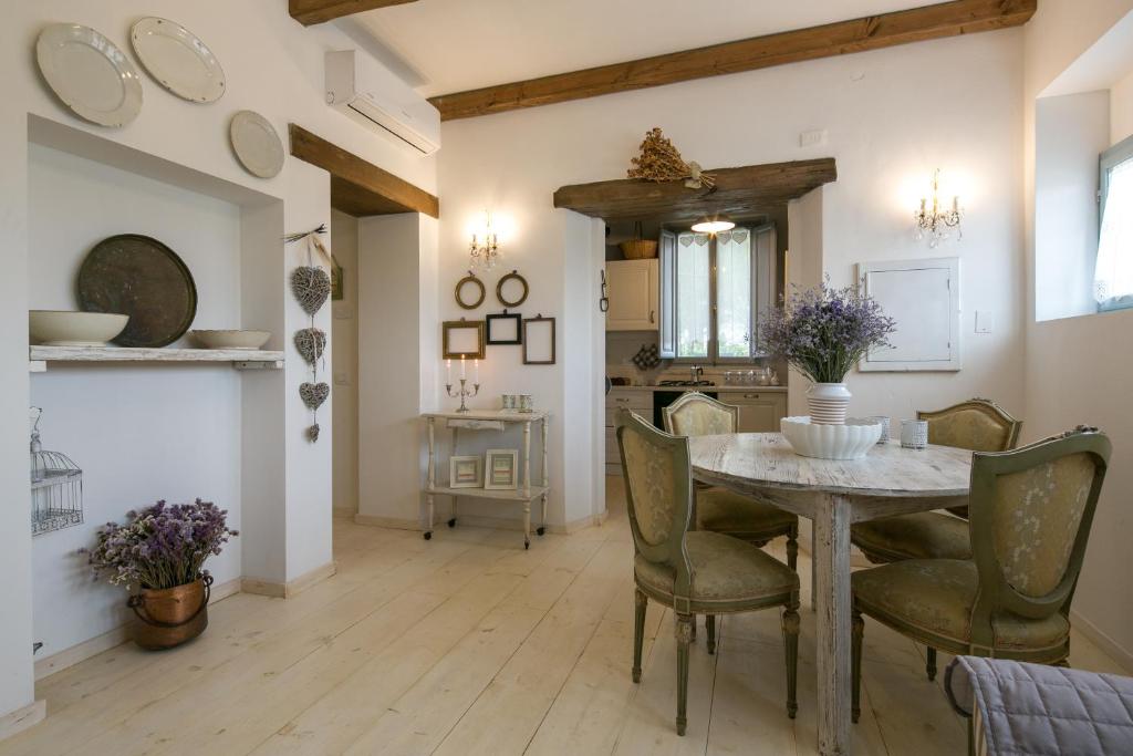 une salle à manger avec une table et des chaises dans l'établissement Villa Il Nido, à Cortone