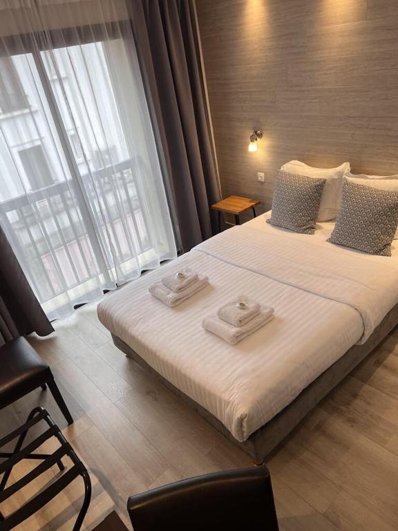 Postel nebo postele na pokoji v ubytování Au Bec Fin Hôtel