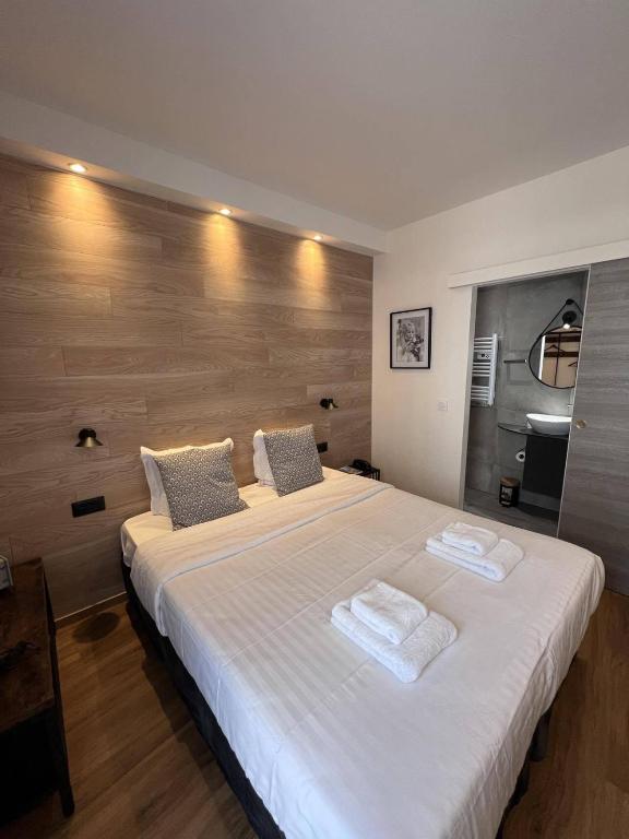 Postel nebo postele na pokoji v ubytování Au Bec Fin Hôtel