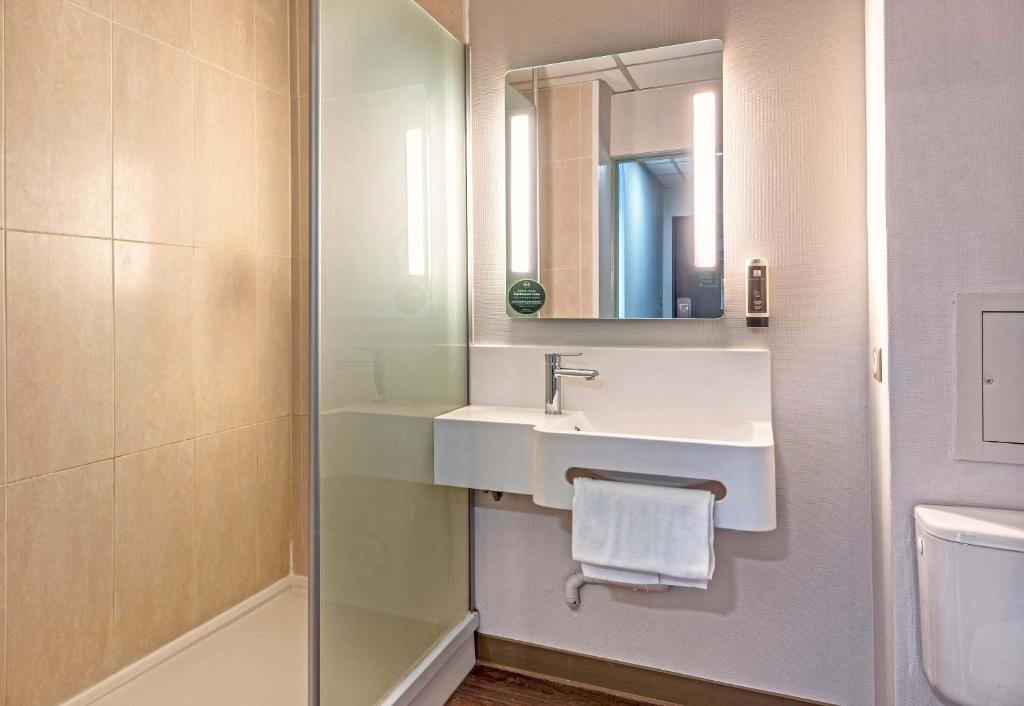 Koupelna v ubytování B&B HOTEL Quimper Sud Bénodet