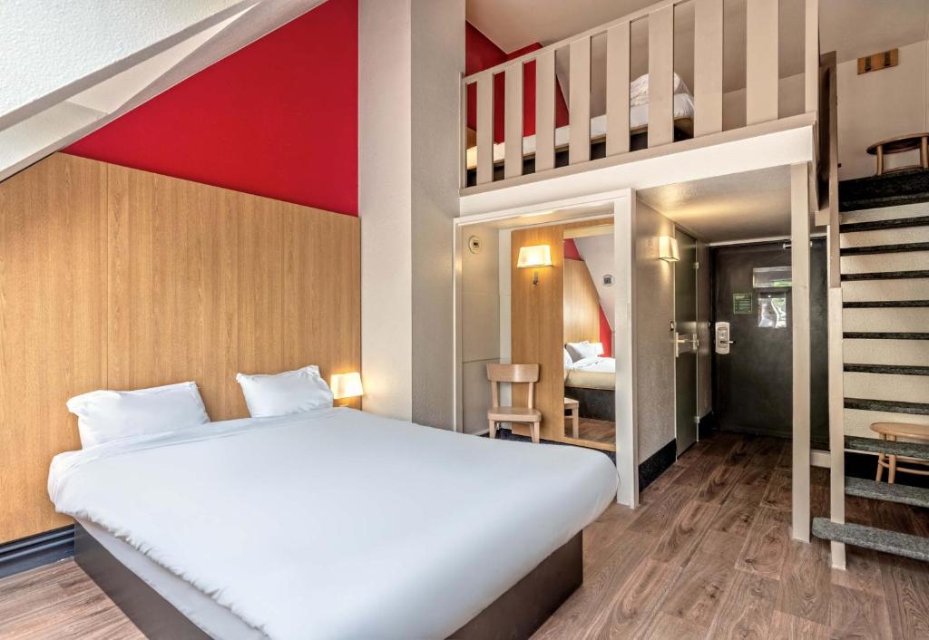 Postel nebo postele na pokoji v ubytování B&B HOTEL Quimper Sud Bénodet