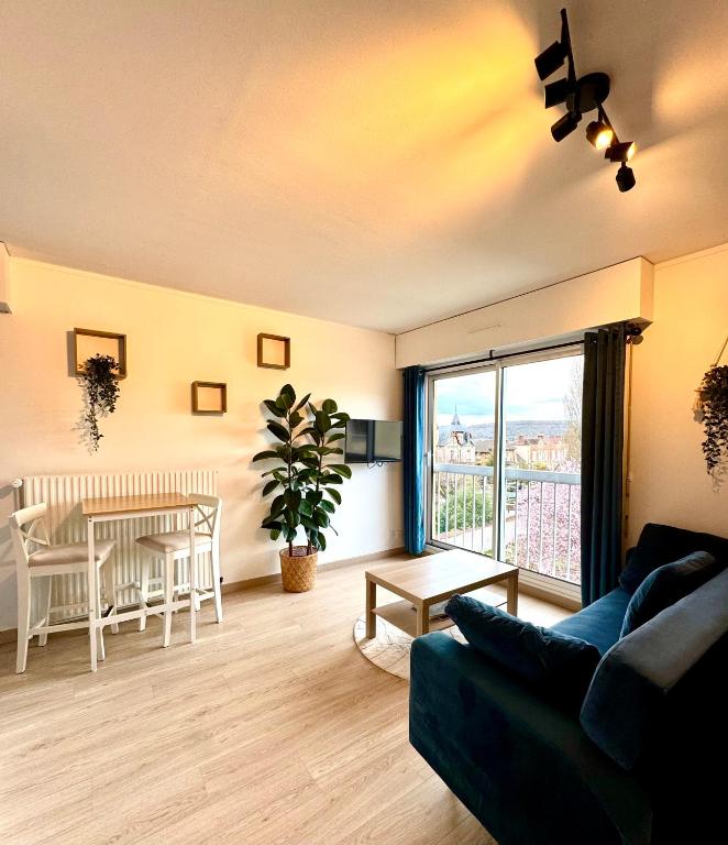 un salon avec un canapé et une table dans l'établissement Joli studio Vernon Giverny, à Vernon