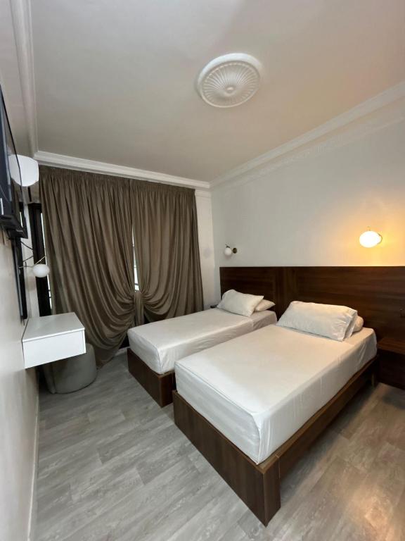 Postel nebo postele na pokoji v ubytování Crystal hotel