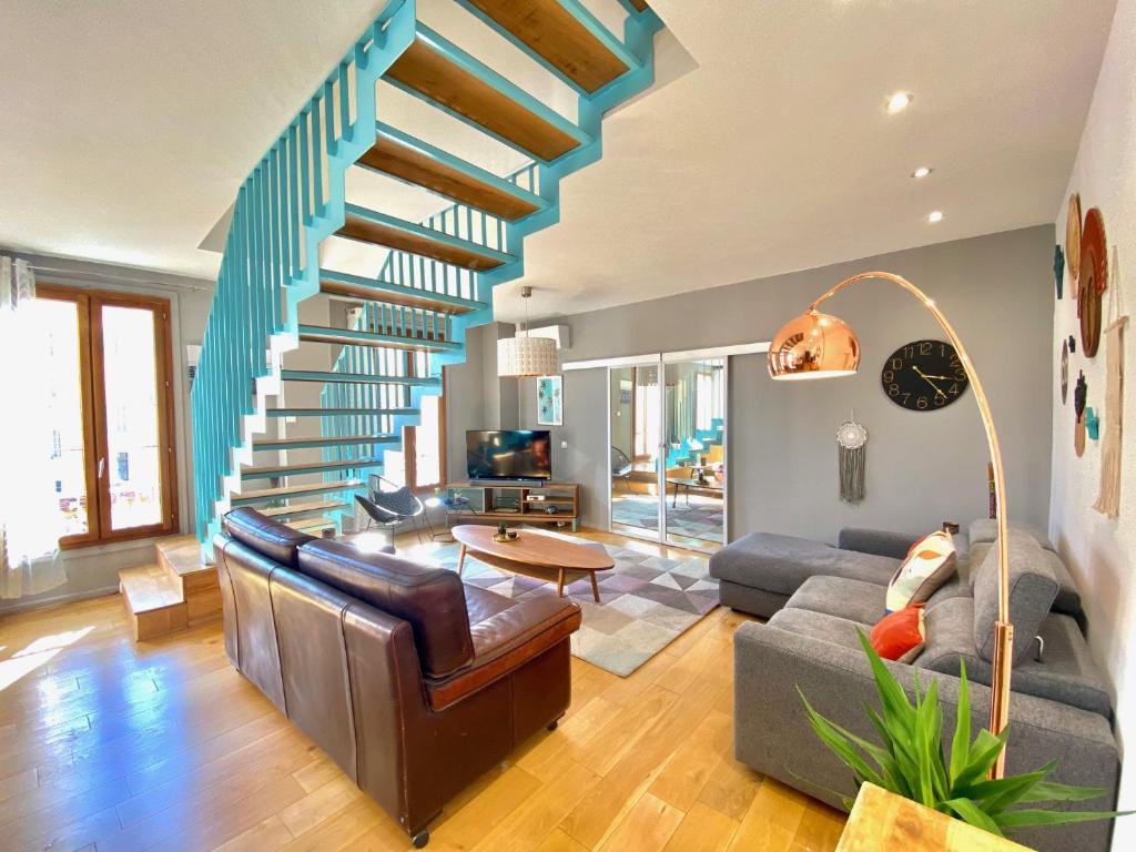 un salon avec un canapé et un escalier dans l'établissement E OP Duplex du Port Lympia - Old Port, à Nice