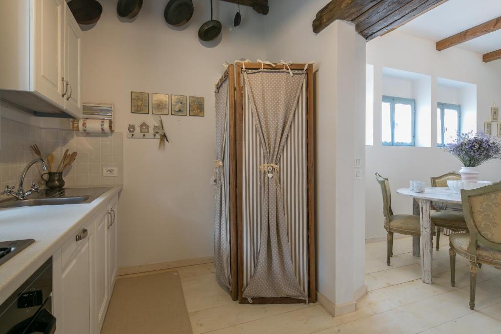 - une douche dans une cuisine avec une table dans l'établissement Villa Il Nido, à Cortone