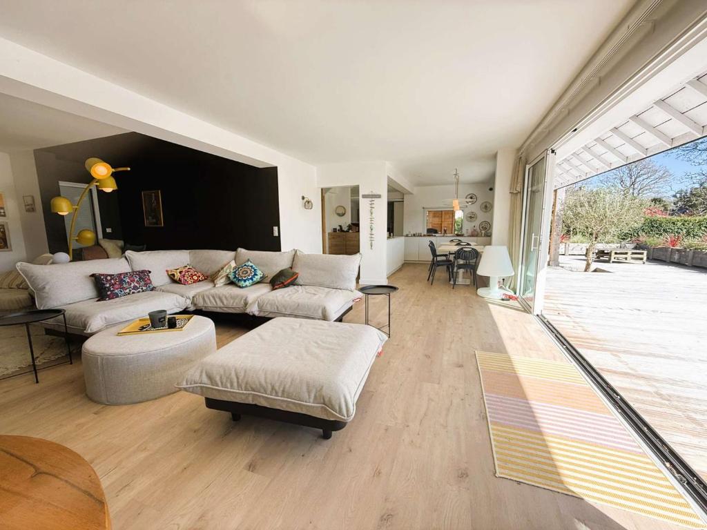 un salon avec un canapé et une table dans l'établissement Superbe maison rénovée, 250m de l'océan, 12 pers, terrasse, jardin, proche plage Kerleven et golf - FR-1-481-164, à La Forêt-Fouesnant