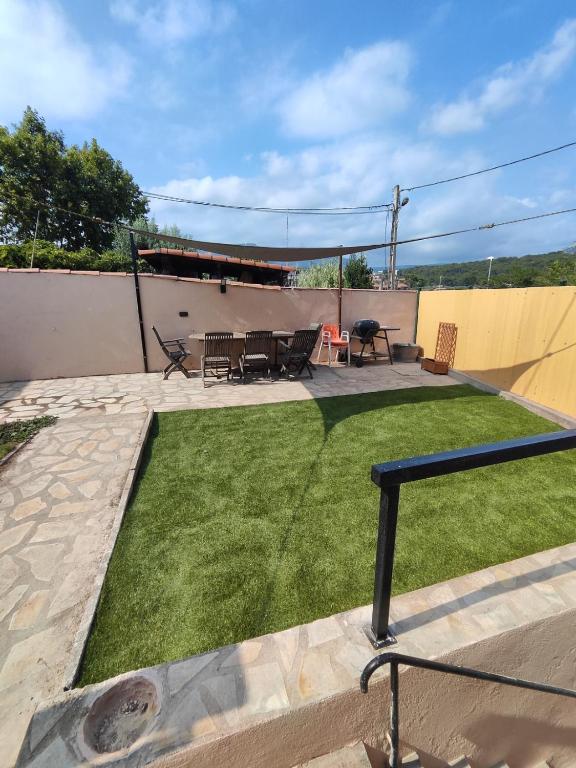 un patio avec une cour d'herbe verte dans l'établissement Chez Jean La Provence authentique, à Toulon