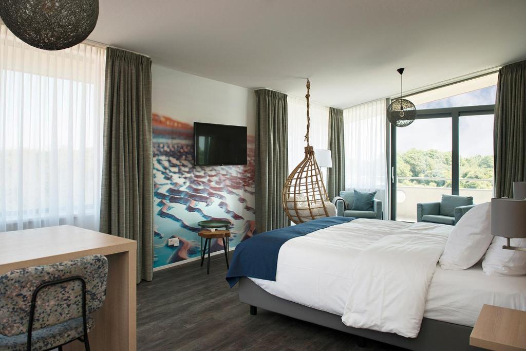 Postel nebo postele na pokoji v ubytování Strandhotel Duinoord