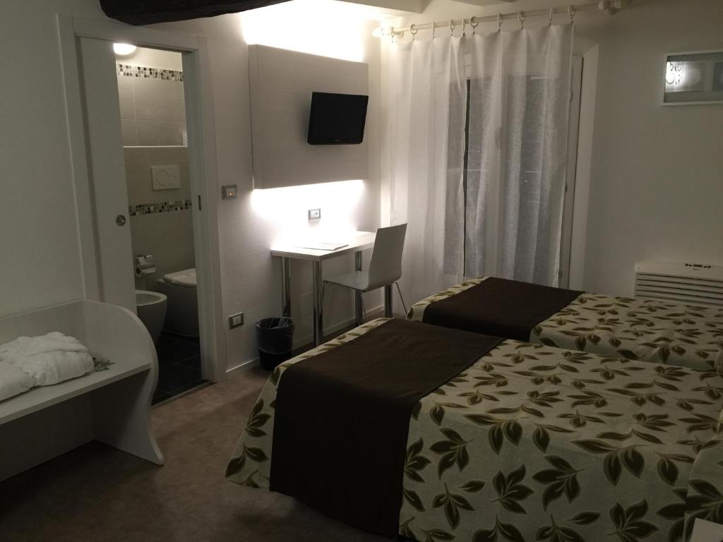 Hotel Holiday- Alla Finestrella - Resim 24