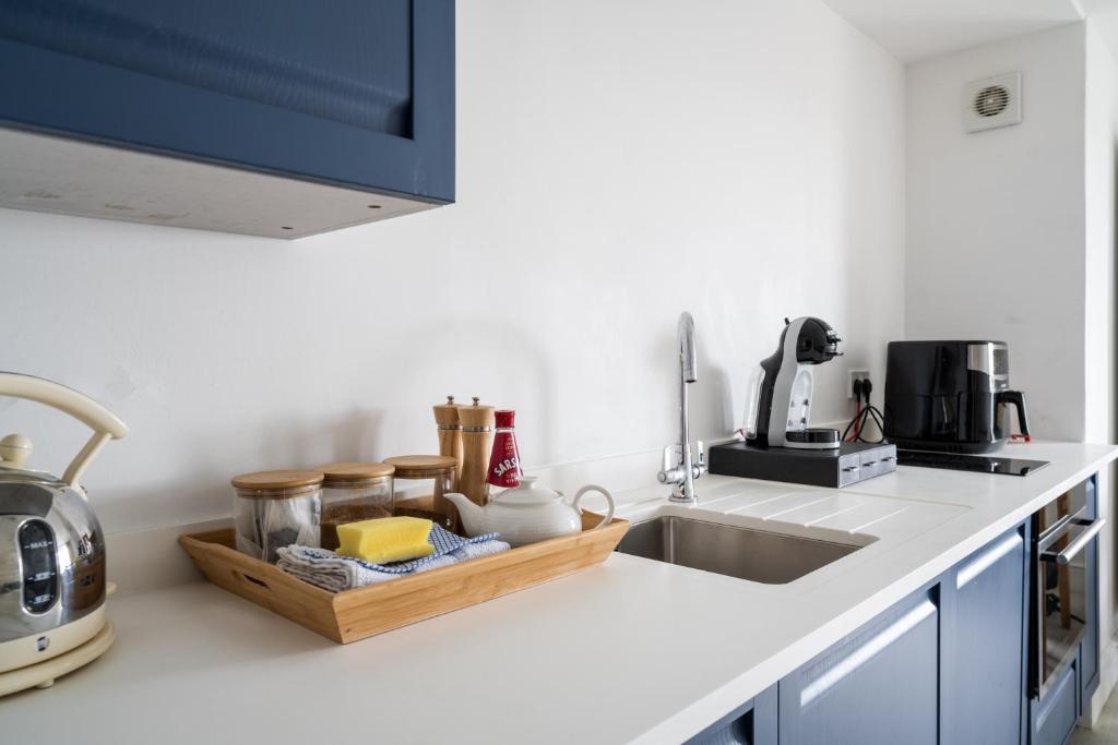 Kuchyň nebo kuchyňský kout v ubytování Stunning little house, 2 mins from Lyme Regis beach with a sea view to die for. Sleeps 2, free parking, small dog welcome.