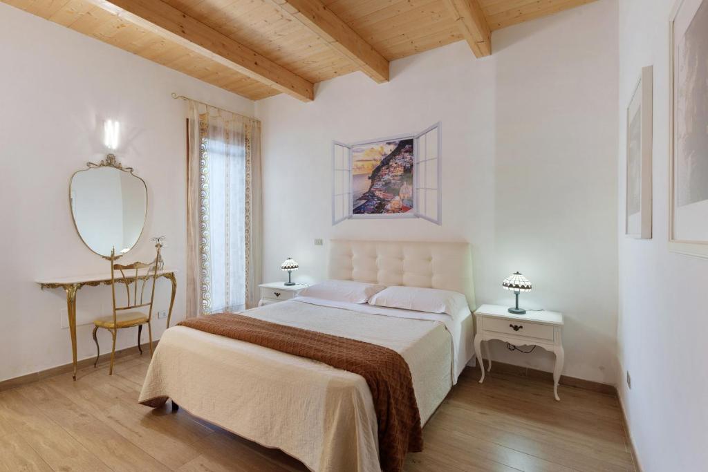 Ένα ή περισσότερα κρεβάτια σε δωμάτιο στο The Main Street Apartment