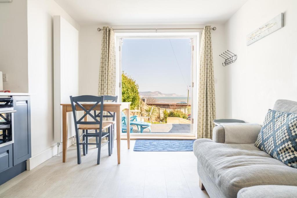 Posezení v ubytování Stunning little house, 2 mins from Lyme Regis beach with a sea view to die for. Sleeps 2, free parking, small dog welcome.