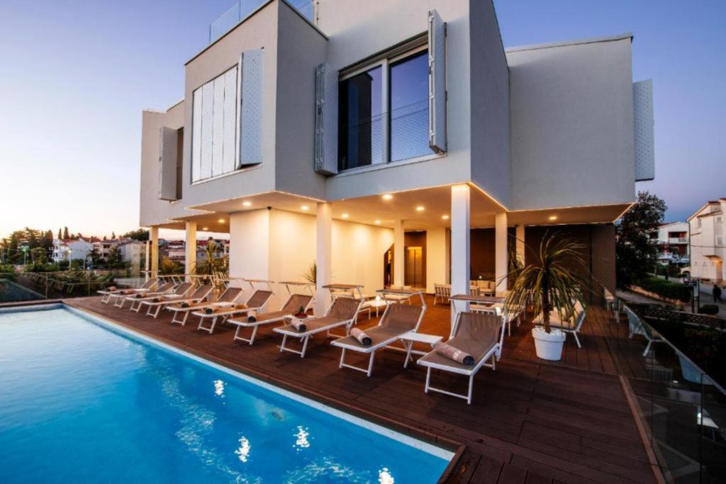 Bazén v ubytovaní Dedaj Resort - Villa Almaro alebo v jeho blízkosti