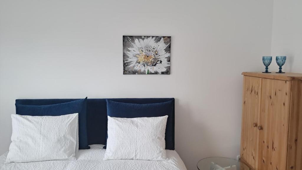 una camera da letto con un letto con cuscini blu e bianchi di Privates Zimmer mit Bad a Efringen-Kirchen