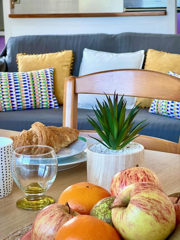 une table garnie de nombreux types de fruits différents dans l'établissement Le Nautile, à Les Sables-dʼOlonne
