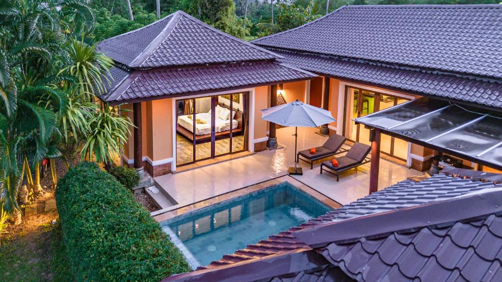 vue aérienne d'une maison avec piscine dans l'établissement Villa SALSA PRIVATE POOL, à Ko Yao Noi