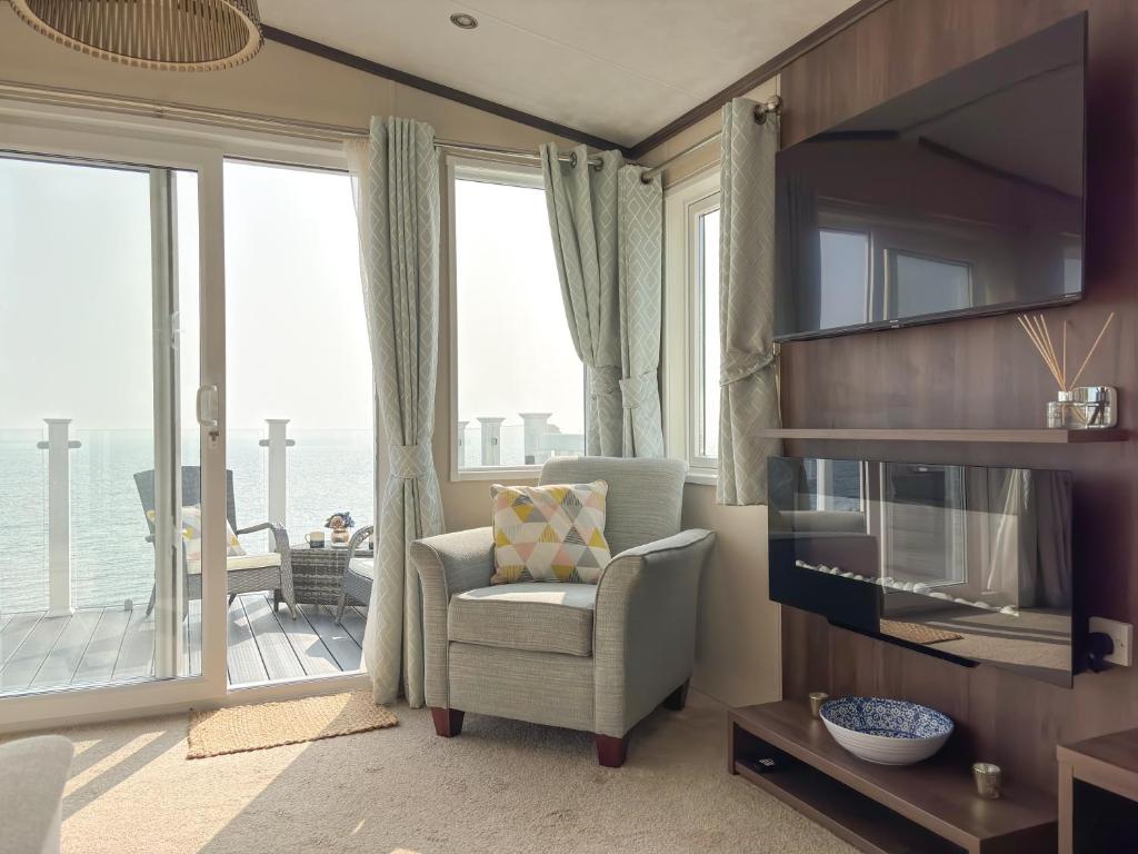 Posezení v ubytování Pemberton Avon pitch 30 Creek Caravan Park dog friendly