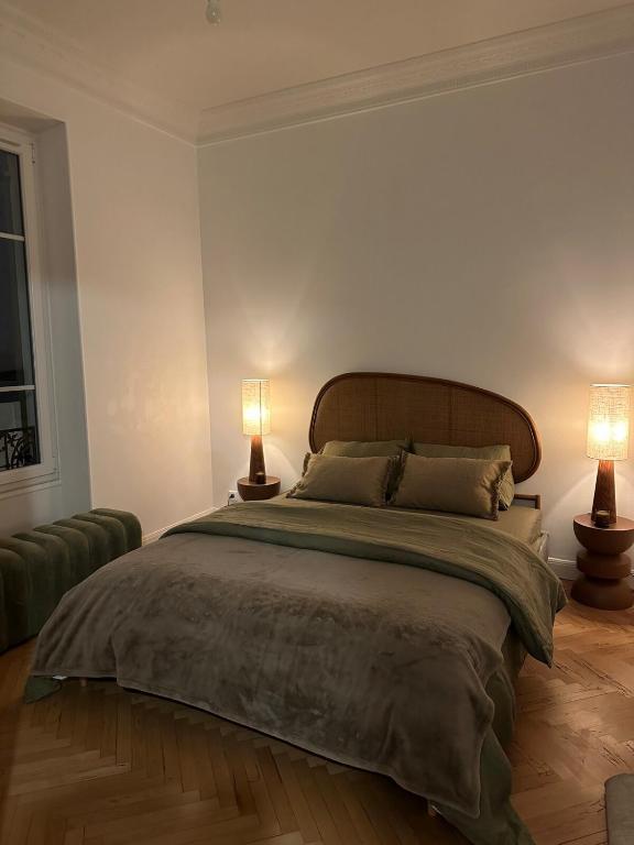 une chambre avec un grand lit avec deux lampes dans l'établissement Beautiful In Nice by sea, à Nice