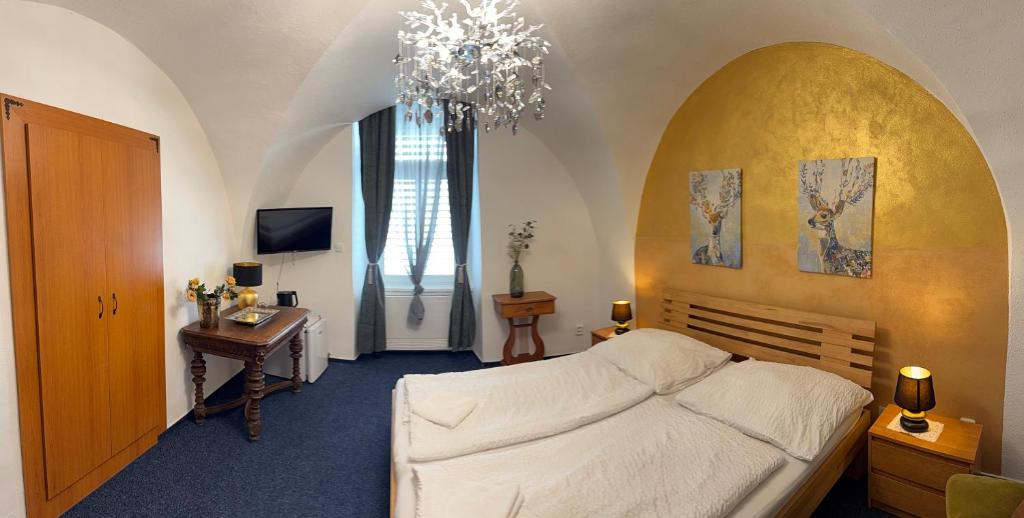 Postel nebo postele na pokoji v ubytování Mikulov Inn - hotel Zeme