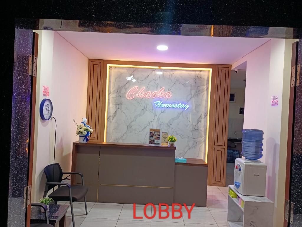 Area lobi atau resepsionis di Chacha Homestay & Dormitory