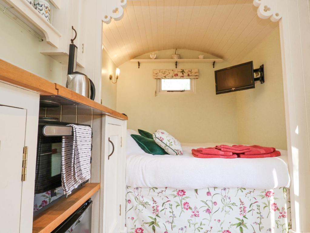 Woodlands Retreat Shepherd's Hut 7