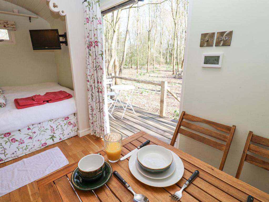 Woodlands Retreat Shepherd's Hut 4