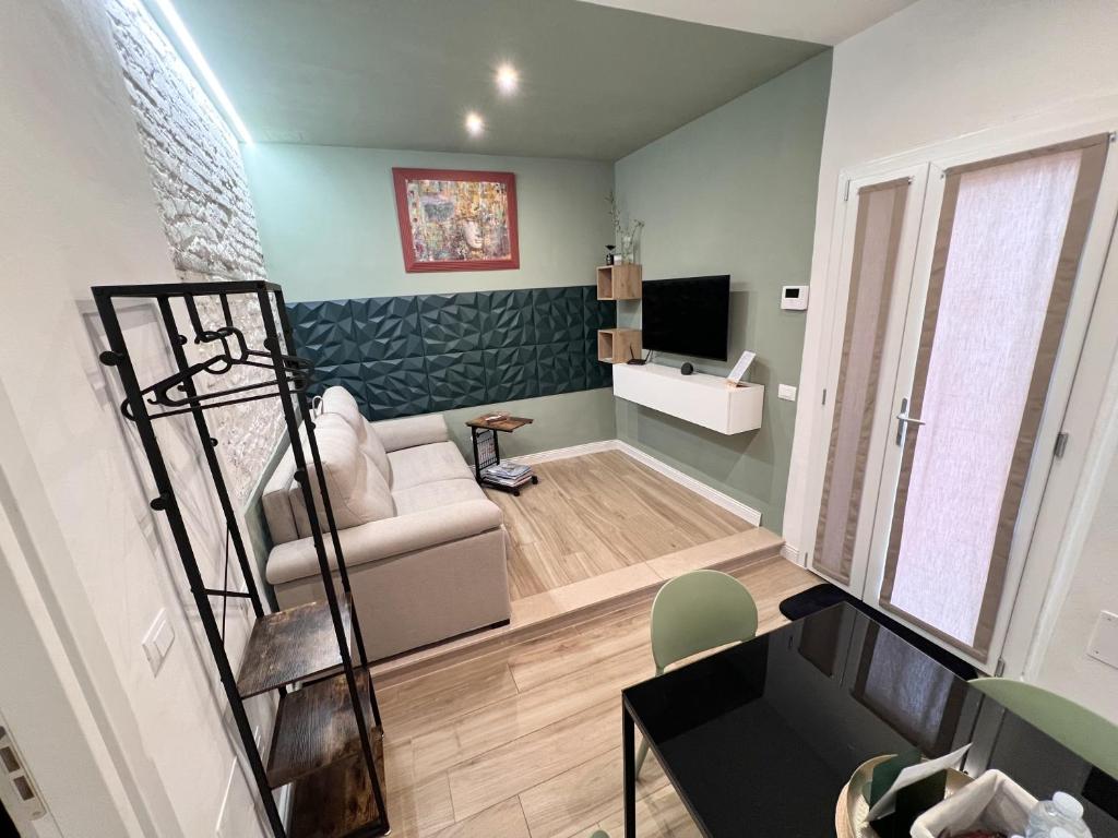 Una televisión o centro de entretenimiento en Home Cavour Prato