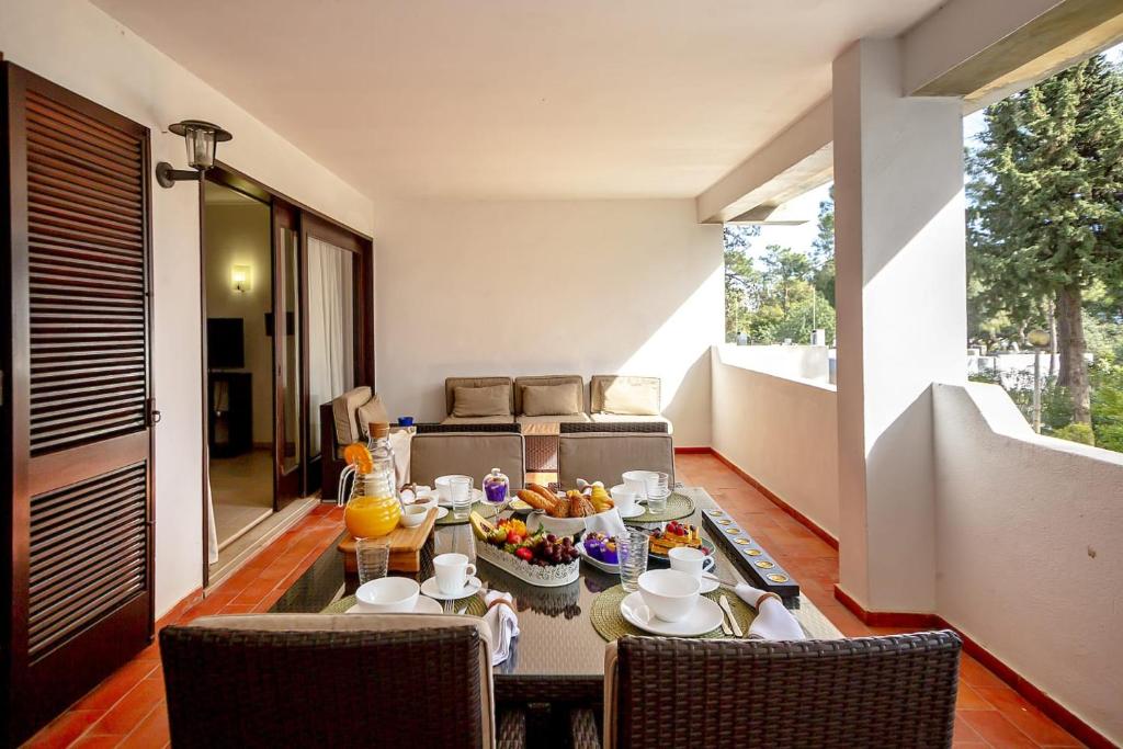 a living room with a table with food on it at Apartamento Laurus in Albufeira